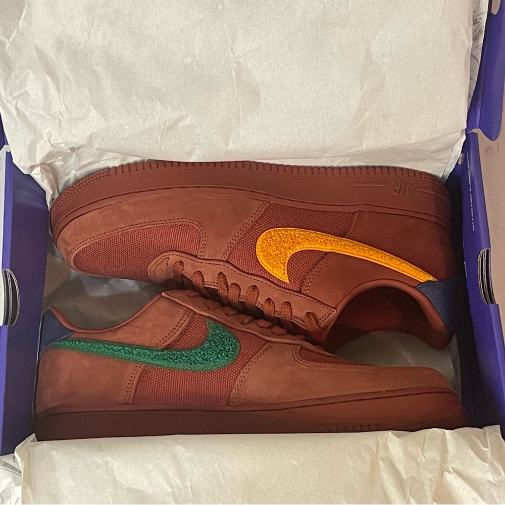 NIKE Men's  Air Force 1 Low Somos Familia Redstone size 10.5 US - Picture 11 of 12